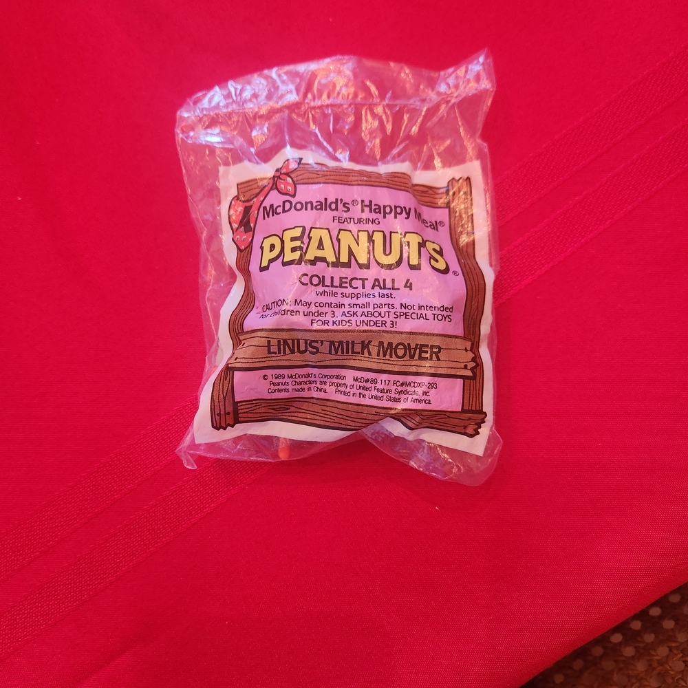 McDonald's Peanuts Linus Milk Mover Toy - Red and White Vintage 1989